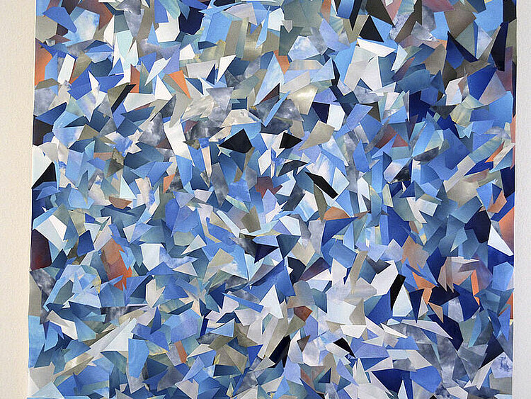 Dieses Bild zeigt ebenfalls ein Kunstwerk aus der Kunstaustellung. Darauf zu sehen ist ein abstraktes Bild in verschiedenen Blau- und Grautönen. 