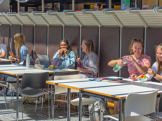 Menschen essen in der Cafeteria