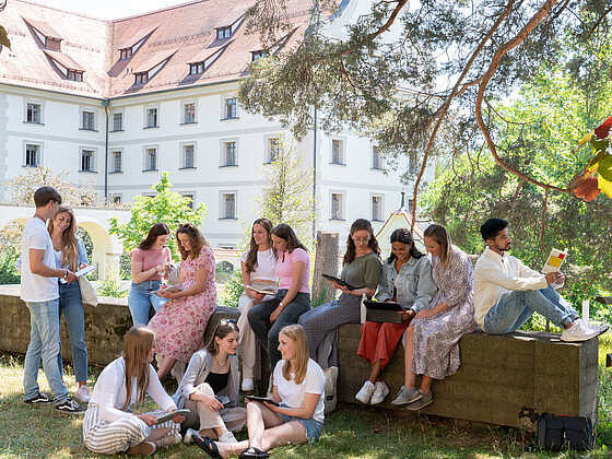 Studierende auf dem Campus