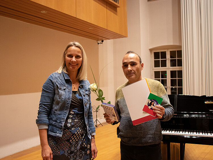Dr. Katja Kansteiner verlieh den DAAD-Preis an den Studenten Arash Malek