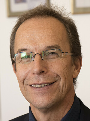 Portraitfoto von Prof. Dr. Bernd Reinhoffer