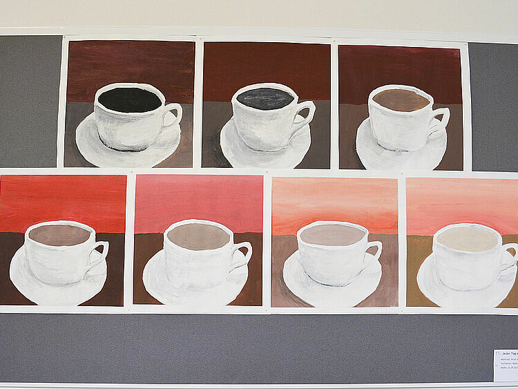 Auf diesem Bild sind sieben Kaffeetassen in jeweils verschiedenen Perspektiven und Farbgestaltungen zu sehen. Dies ist ein Kunstwerk die Kunststudierenden.