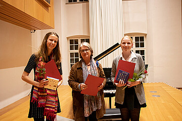 Ein Gruppenbild mit den Preisträgerinnen des Genderpreis Es sind drei Frauen mit Urkunden und Präsenten zu sehen.