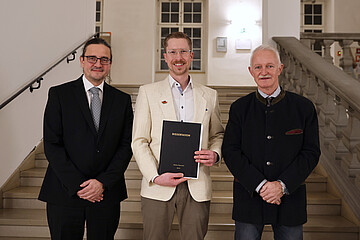 Markus Dumschat (Mitte) mit den beiden Betreuern seiner Dissertation, Professor Dr.-Ing. Ralf Stetter (RWU, links) und Professor Dr. Joachim Rottmann (PH).   