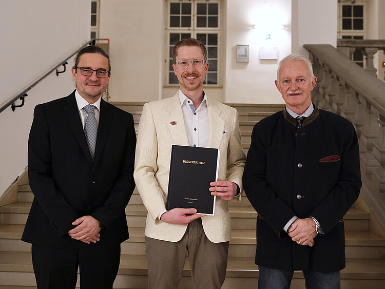 Markus Dumschat (Mitte) mit den beiden Betreuern seiner Dissertation, Professor Dr.-Ing. Ralf Stetter (RWU, links) und Professor Dr. Joachim Rottmann (PH).   