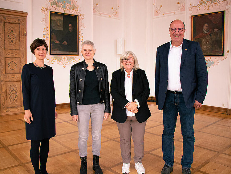 Das Bild zeigt vier Personen, drei Frauen und einen Mann in einem Raum des Schlossbaues der PH Weingarten. Weitere Informationen zum Bild finden sich im Bildtext.