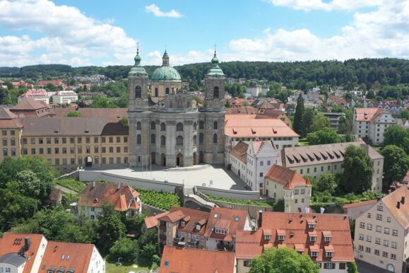 Schlossbau mit Basilika Schlossbau mit Basilika