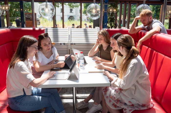 Studierende_NZ_Sitzgruppe Studierende_NZ_Sitzgruppe