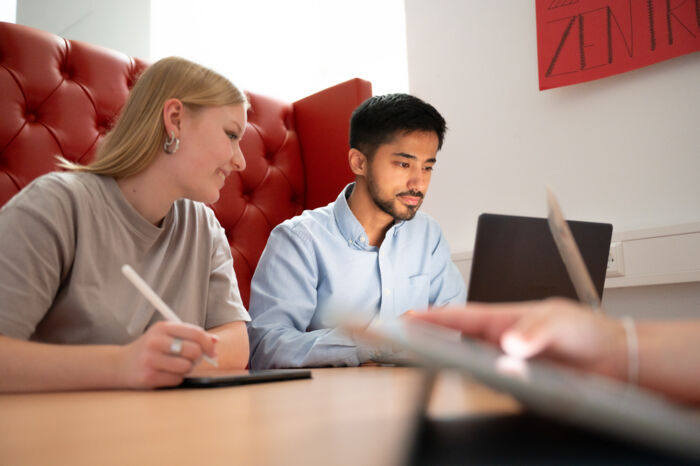 Zwei Studierende sitzen vor einem Laptop und arbeiten gemeinsam. Studierende_an_der_PH_Weingarten (18)